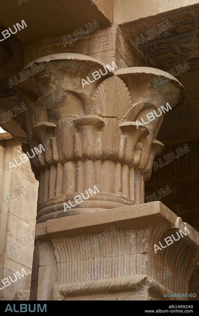 ARTE EGIPCIO. EGIPTO. VALLE DE LOS ARTESANOS. ALDEA DE LOS ARTESANOS, llamado "SET MAAT" (en egipcio), DEIR-EL-MEDINA (en árabe). Asentamiento de artesanos profesionales, constructores de las tumbas del Valle de los Reyes. Vista del exterior del TEMPLO DE HATHOR Y MAAT, construido en el período ptolemaico. Detalle capitel. Deir-El-Medina. Región tebana. Ribera occidental del río Nilo. Egipto.