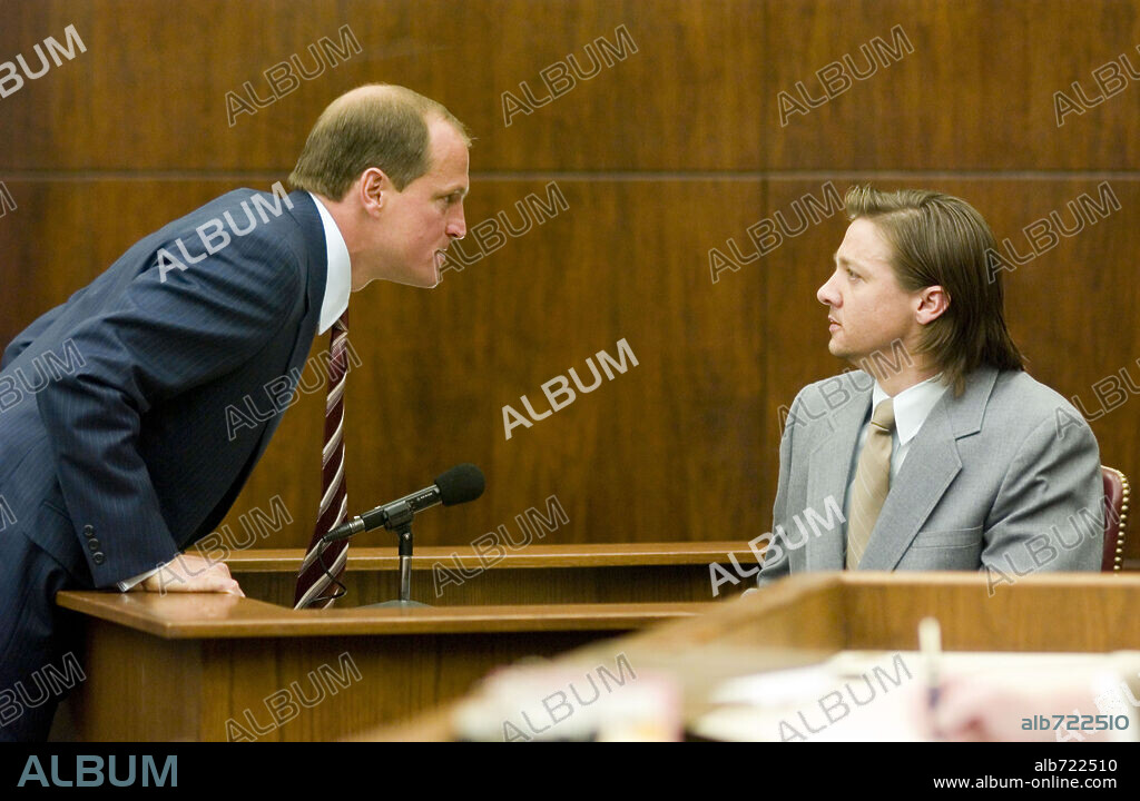 RICHARD JENKINS y WOODY HARRELSON en EN TIERRA DE HOMBRES, 2005 (NORTH COUNTRY), dirigida por NIKI CARO. Copyright WARNER BROS.