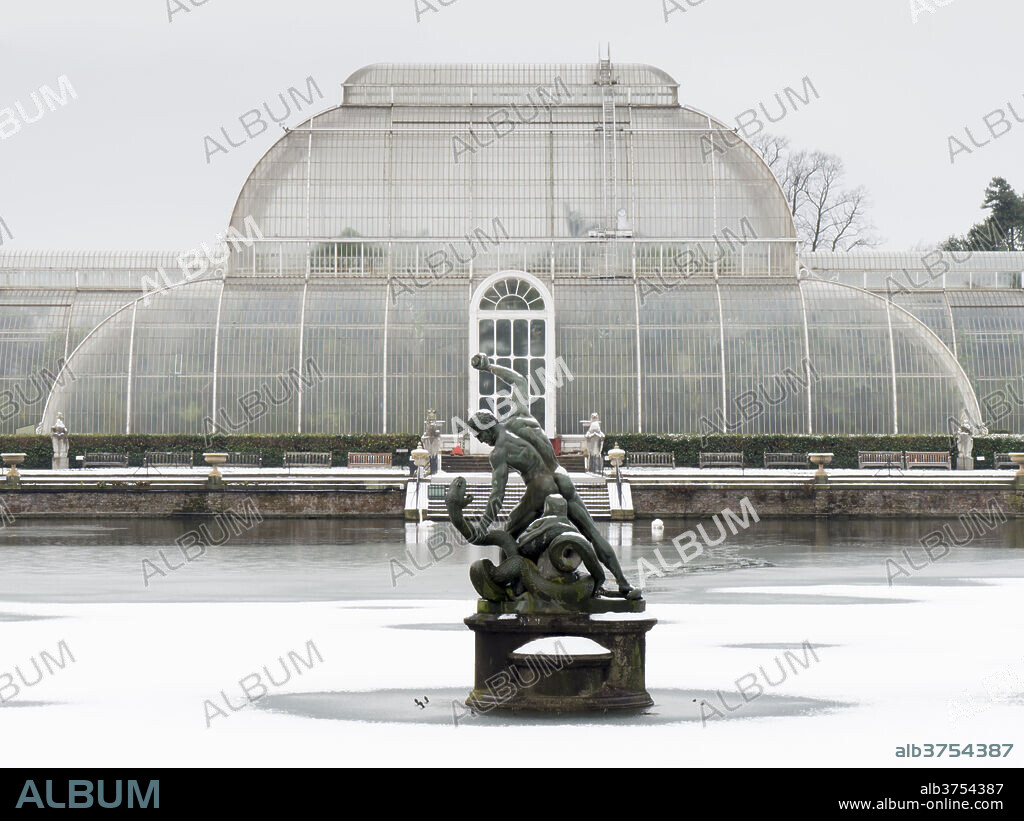 Palm House in Kew Gardens in winter, Royal Botanic Gardens, UNESCO World Heritage Site, Kew, Greater London, England, United Kingdom, Europe.