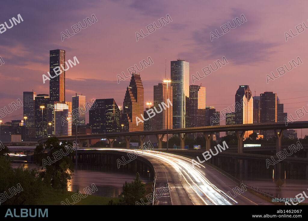 ESTADOS UNIDOS. HOUSTON. Panorámica del centro de la ciudad, al anochecer. Estado de Texas.