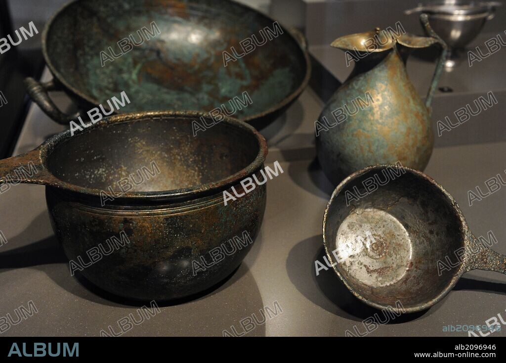 HISTORIA ANTIGUA. TRIBUS GERMANICAS. EUROPA. Aparición de vasos antiguos de metal (diferentes aleaciones de bronce) dentro del territorio fuera de las fronteras del Imperio Romano. Localizadas como ajuares, de cierta jerarquía social en tumbas germánicas de la región del norte del medio Danubio. Período Imperial romano temprano (1-375 d. C). Objetos procedentes del las tumbas ceremoniales de Lübsow, Pomerania, actual Polonia. Neues Museum (Nuevo Museo). Berlín. Alemania. Europa.