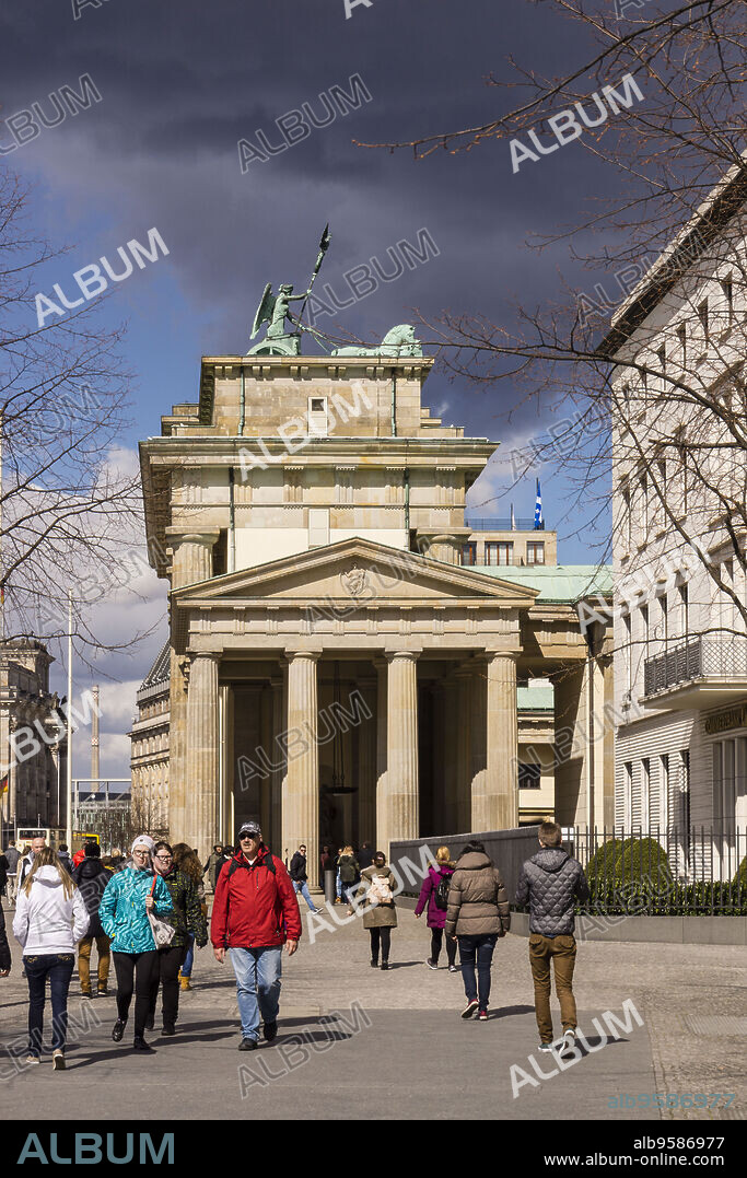 La puerta de Brandenburgo, obra del arquitecto Carl Gotthard Langhans, Berlin, Alemania, europe.
