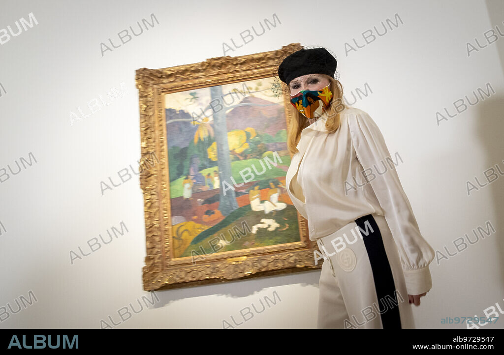Madrid, 08/02/2022. Llegada del cuadro de Paul Gauguin (1892) desde Andorra al Museo Thyssen-Bornemisza. En la imagen, Tita Cervera, baronesa Thyssen y sus hijas Carmen y Sabina. Foto: Ignacio Gil. ARCHDC.
