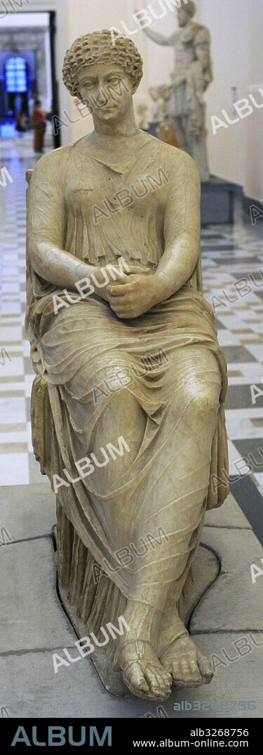 Estatua conocida por Agripina. Reutilización romana del siglo I d. C, de un original griego del período clásico. Mujer sentada con el retrato de la cabeza de Agripina la Menor (15-59 d. C). Emperatriz romana consorte. Colección Farnese. Museo Arqueológico Nacional. Nápoles. Italia.