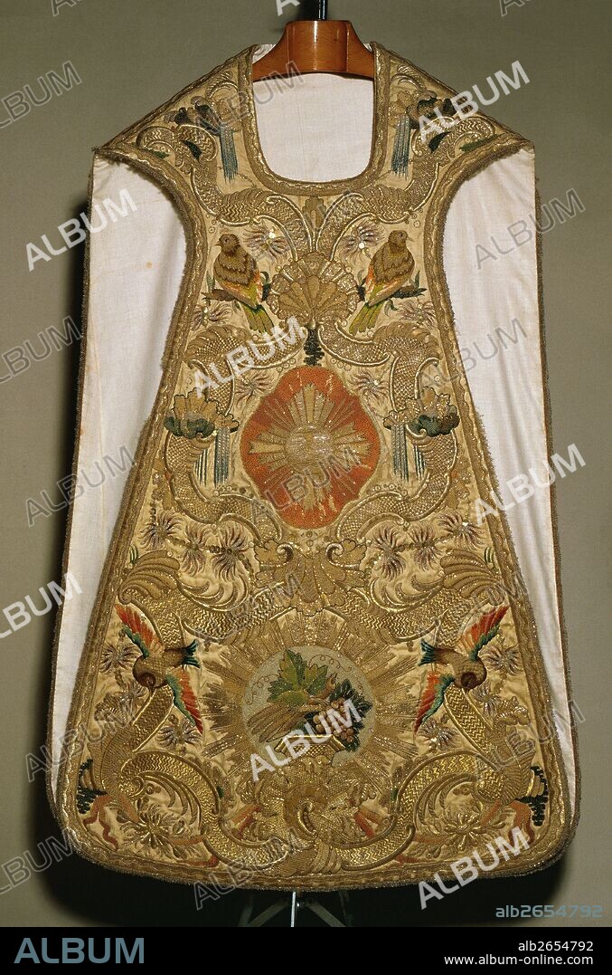 ARTE ROCOCO. ESPAÑA. SIGLO XVIII. CASULLA ROCOCO. Realizada en seda de marfil y sedas policromadas. Bordado en hilo de plata y oro. Pasamanería de oro. Bordada por un obrador de Tarragona de mediados del siglo XVIII. Pieza procedente de la Catedral de Tarragona. Museo Diocesano de Tarragona. Cataluña.