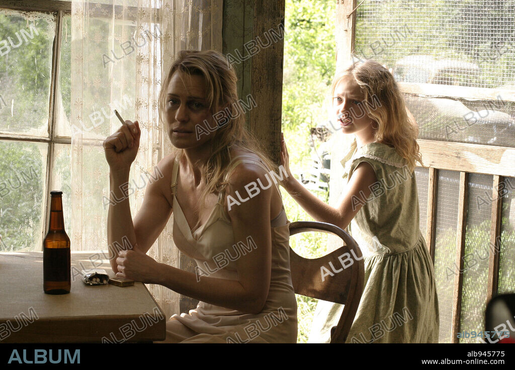 FANNING DAKOTA and ROBIN WRIGHT. DAKOTA FANNING and ROBIN WRIGHT in HOUNDDOG, 2007, directed by DEBORAH KAMPMEIER. Copyright DEERJEN FILMS/FULL MOON FILMS/MOTION PICTURE GROUP, THE.