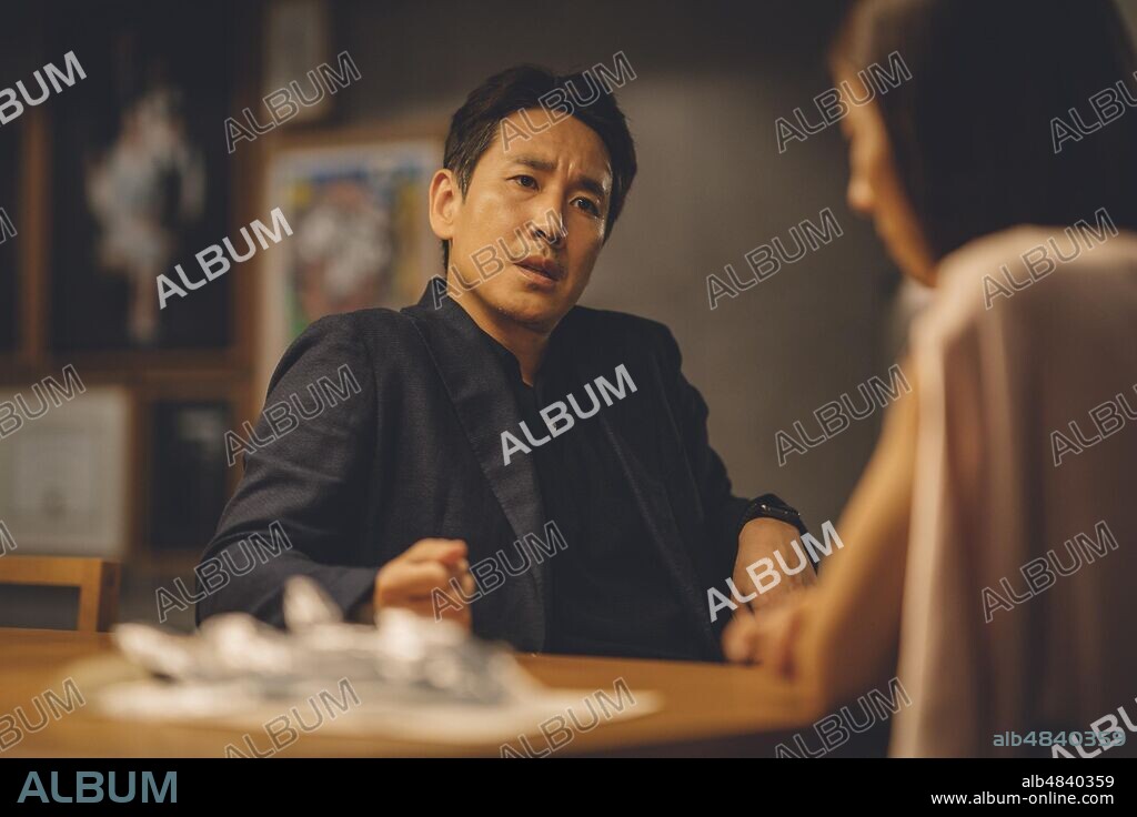 SUN-KYUN LEE en PARÁSITOS, 2019 (GISAENGCHUNG), dirigida por JOON-HO BONG. Copyright CJ ENTERTAINMENT.