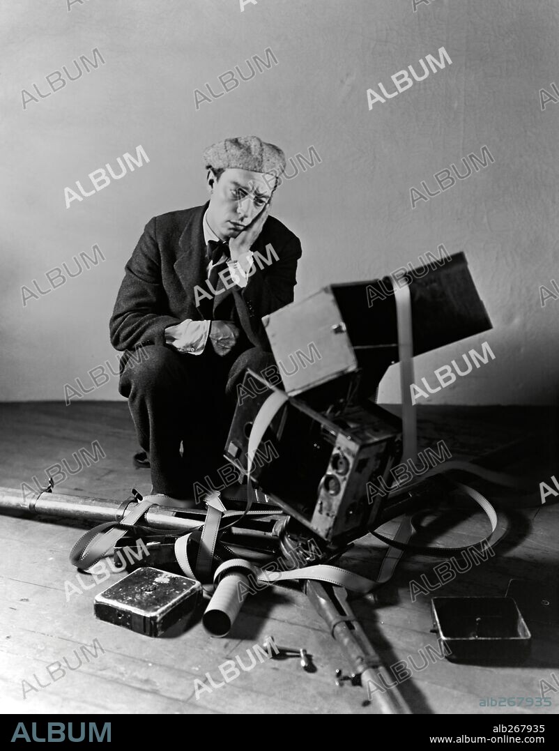 BUSTER KEATON en EL CAMERAMAN, 1928 (THE CAMERAMAN), dirigida por EDWARD SEDGWICK. Copyright M.G.M / LOUISE, RUTH HARRIET.