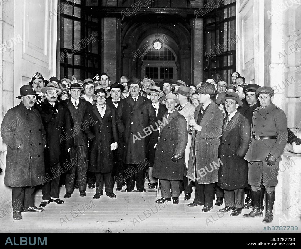1930. General Berenguer leaving the palace after naming the Government -.