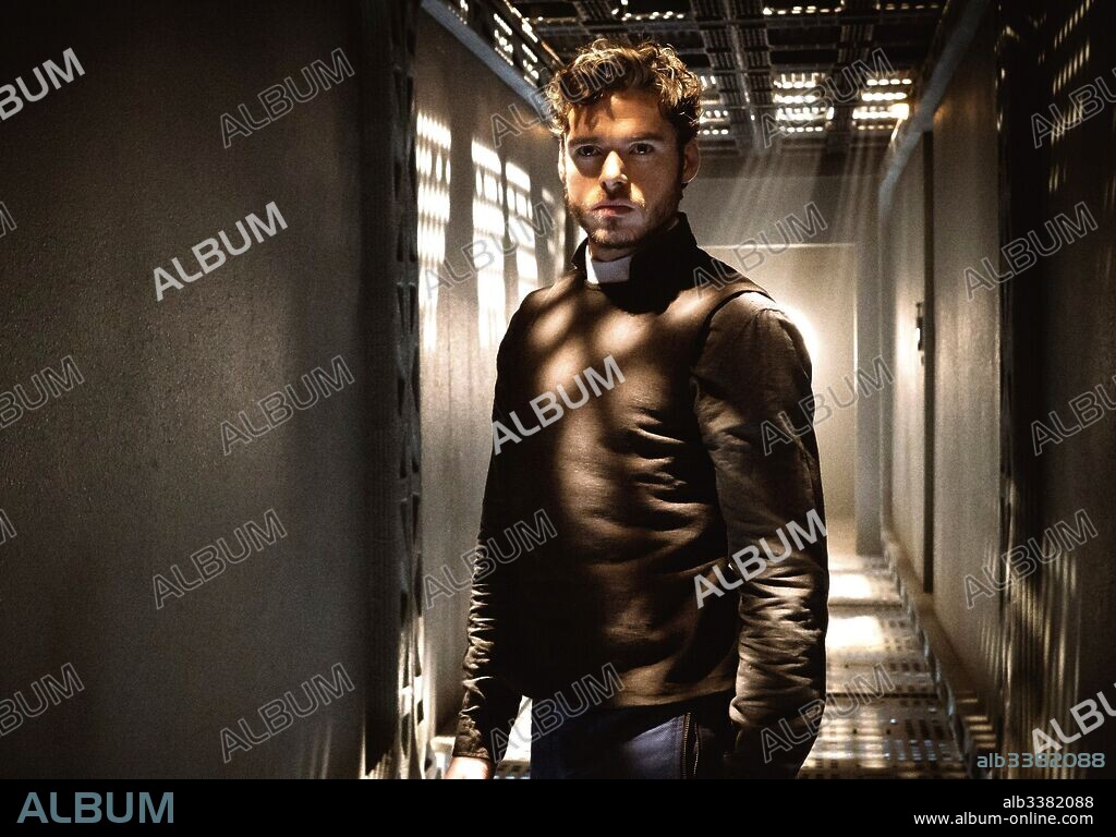 RICHARD MADDEN en OASIS, 2017, dirigida por KEVIN MACDONALD. Copyright AMAZON STUDIOS.