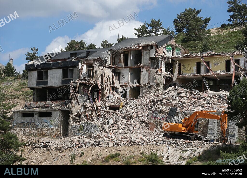 Puerto de Navacerrada (Cercedilla, Comunidad de Madrid), 08/07/2019. Reportaje con edificios abandonados o en fase de derribo y deterioro urbano de la zona. El club alpino bajo la piqueta. Foto: Jaime García. ARCHDC.