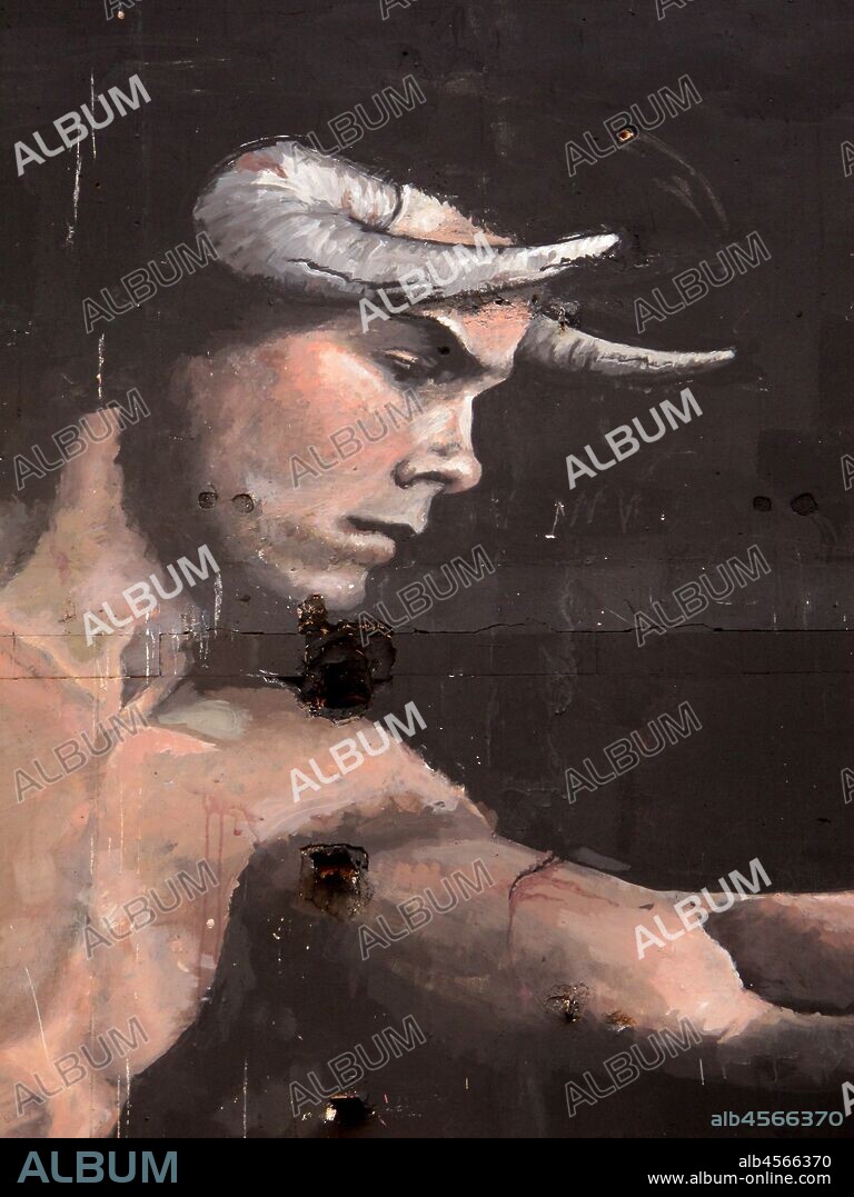 Pintura de cabeza de hombre joven minotauro, graffiti mural, calle Venezuela, Poblenou, Distrito San Martin, Barcelona en 2014.