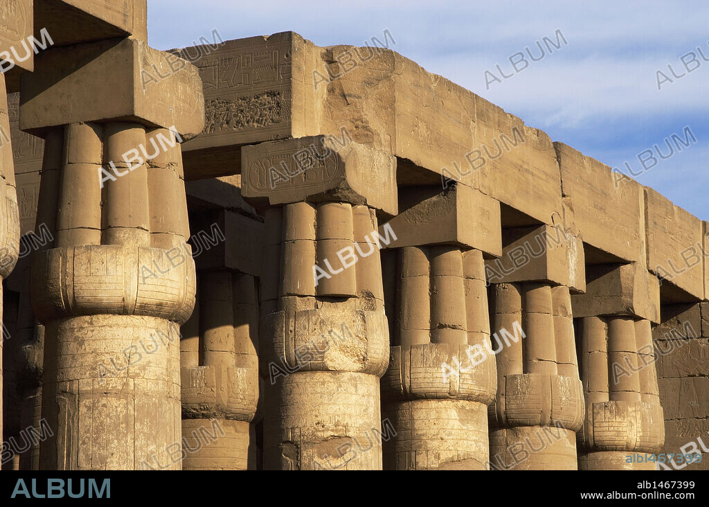 ARTE EGIPCIO. EGIPTO. TEMPLO DE LUXOR. Detalle de los capiteles papiriformes cerrados de la SALA HIPOSTILA. Imperio Nuevo. Antigua Tebas "Waset".