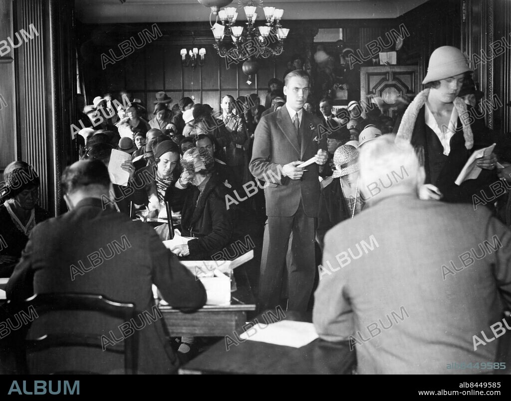 Orig. bildtext... KREUGERAUKTIONEN HAR BÖRJAT. Auktionen på lösöret i Kreugers våning började på onsdagen. En lång kö av köplystna hade samlats utanför Villagatan 13 vid auktionens början. Vi meddela här en bild från auktionen. Orig. bildtext... FROM THE AUCTION ON KREUGER'S CHATTELS IN HIS HOME, VILLAGATAN 13, STOCKHOLM. 7.9.32. Today was the first day, when the chattels of Ivar Kreuger were sold by auction in his home in Stockholm. The first days' result of the auction, which is going on the two following days, was Sw. crowns 25.584:25. Photo shows an interior from the auction hall. Not. Kreuger-auktion, Villagatan 13 Anm. Kreugerkraschen, Kreugerkoncernens sammanbrott och upplösning 1932. CD139 persons: IVAR KREUGER* sites: STOCKHOLM;SVERIGE.