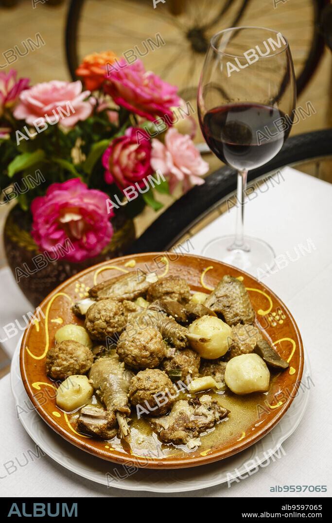Escaldums de Pollastre, - guisado de pollo mallorquin-, receta tradicional mallorquina, Mallorca,Islas Baleares,Spain.