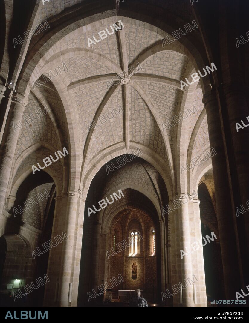 INTERIOR DE LA IGLESIA GOTICA CONSTRUIDA SOBRE UN TEMPLO ROMANICO - S XIII.