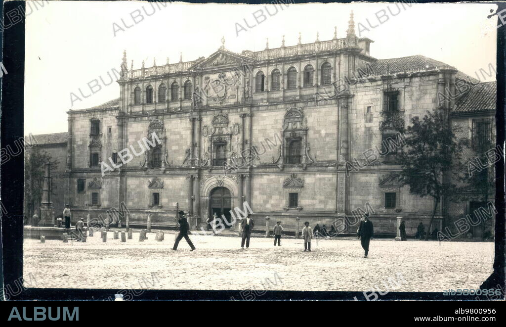 1920. Vista de la fachada de la Universidad de Alcalá de Henares.