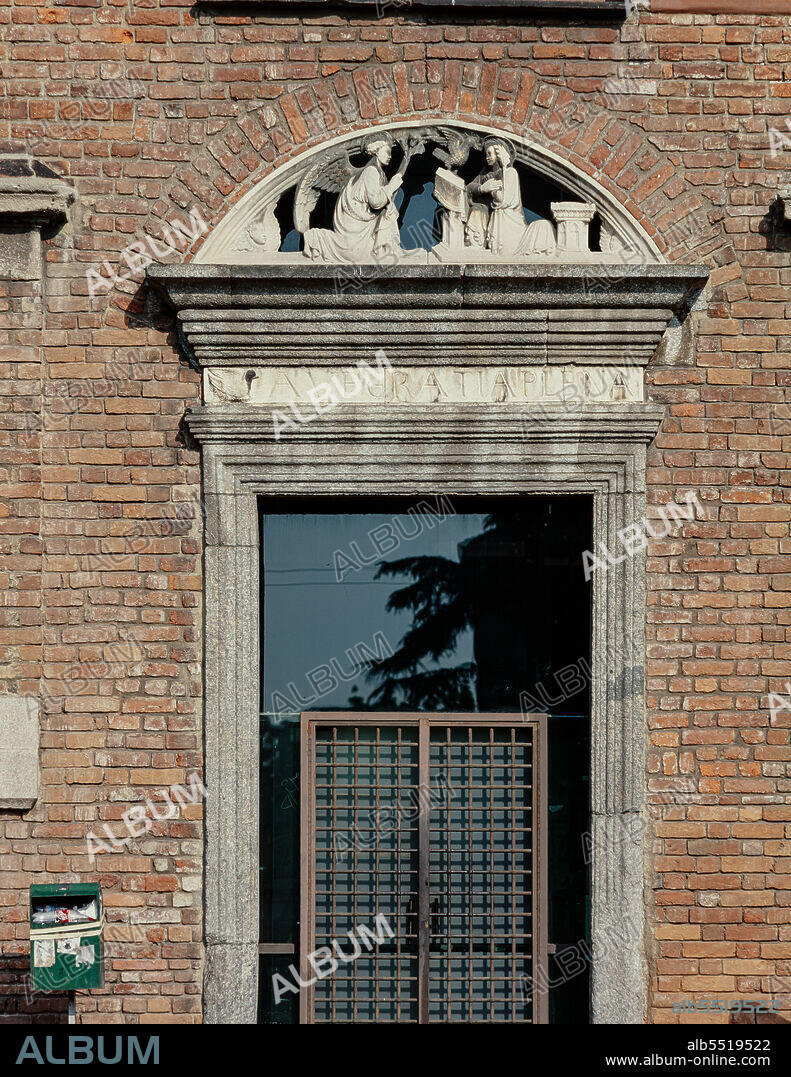 Ca' Granda, formerly Ospedale Maggiore: main courtyard. Today it is the seat of the University of Studies of Milan. The Renaissance building was designed by Filarete. Detail of the portal on via Francesco Sforza, with the Annunciation by Franco Lombardi in the lunette.