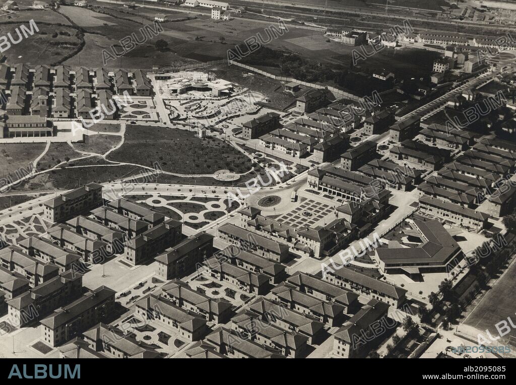 España. Asturias. Poblado de Llaranes de la factoría Ensidesa, en Avilés. Fotografía, años 1950.
