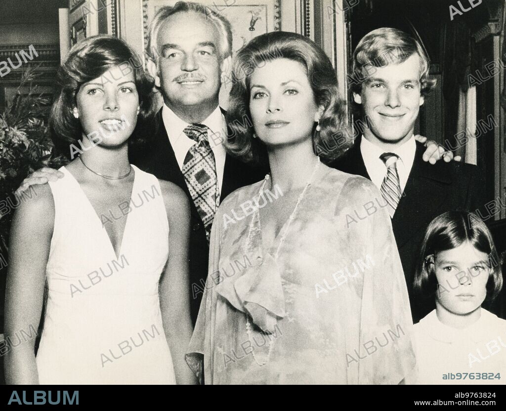 1975 (CA.). Prince Rainier III of Monaco and his wife Grace, along with their children Carolina, Albert and Estefanía.