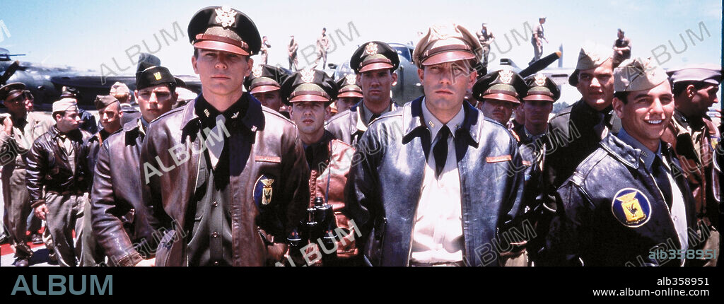 BEN AFFLECK and JOSH HARTNETT in PEARL HARBOR, 2001, directed by MICHAEL BAY. Copyright TOUCHSTONE PICTURES / COOPER, ANDREW.