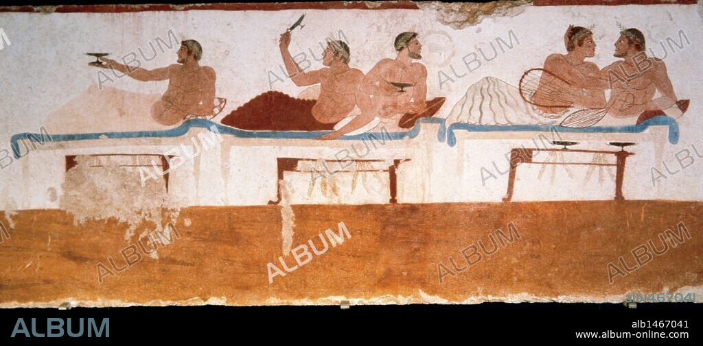 ARTE GRIEGO. MAGNA GRECIA. ITALIA. "TUMBA DEL SALTADOR". Ataúd de piedra caliza policromada. Vista de un lateral con la representación de un BANQUETE EN EL QUE PARTICIPA EL DIFUNTO. Pintura griega fechada en el siglo V a. C. Museo Arqueológico de Paestum.