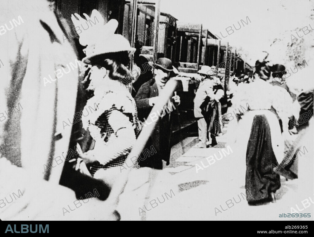 L' ARRIVEE D'UN TRAIN A LA CIOTAT, 1895, directed by AUGUSTE LUMIERE, LOUIS LUMIERE and LUMIERE BROTHERS. Copyright LUMIERE PICTURES.