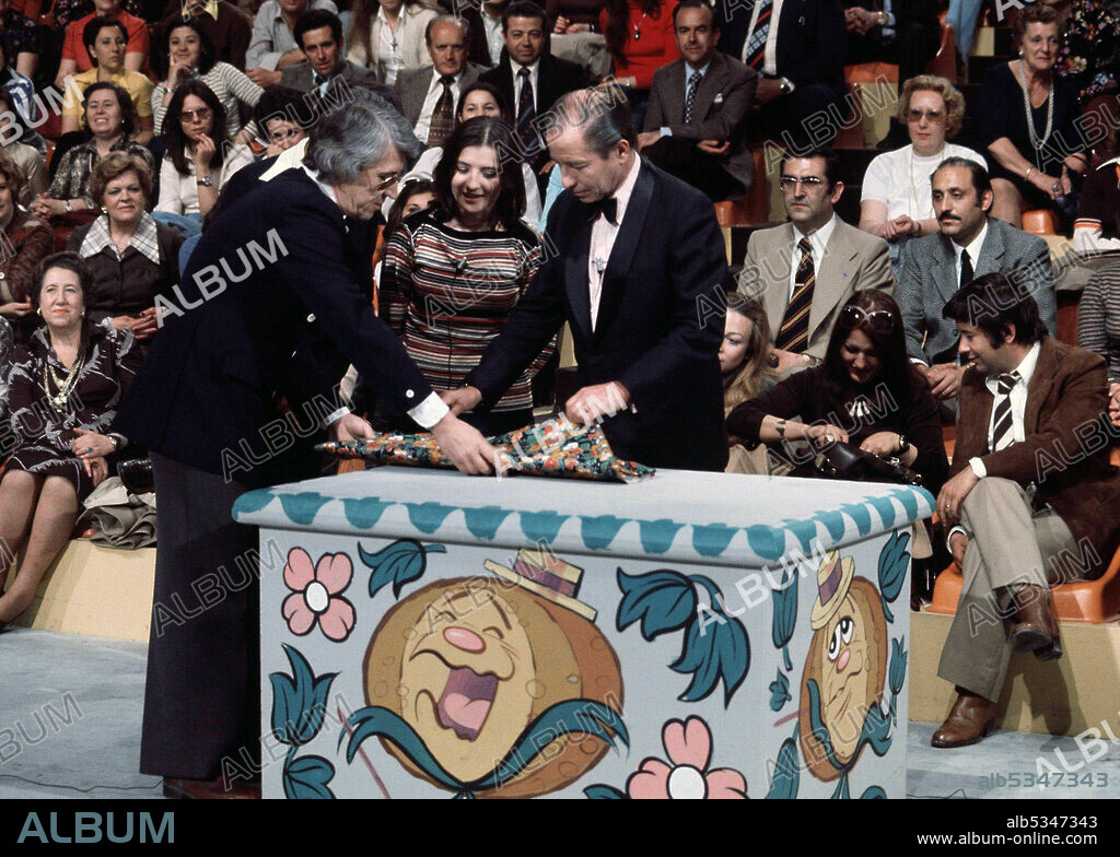 LEDGARD, KIKO. PRESENTADOR DE TELEVISION.. PRESENTANDO EL FAMOSO PROGRAMA "UN DOS TRES ". EN EL AÑO 1976. PLATO DE TELEVISION *** Local Caption *** TV PROGRAM "UN , DOS , TRES ". PICTURED KIKO LEDGARD.