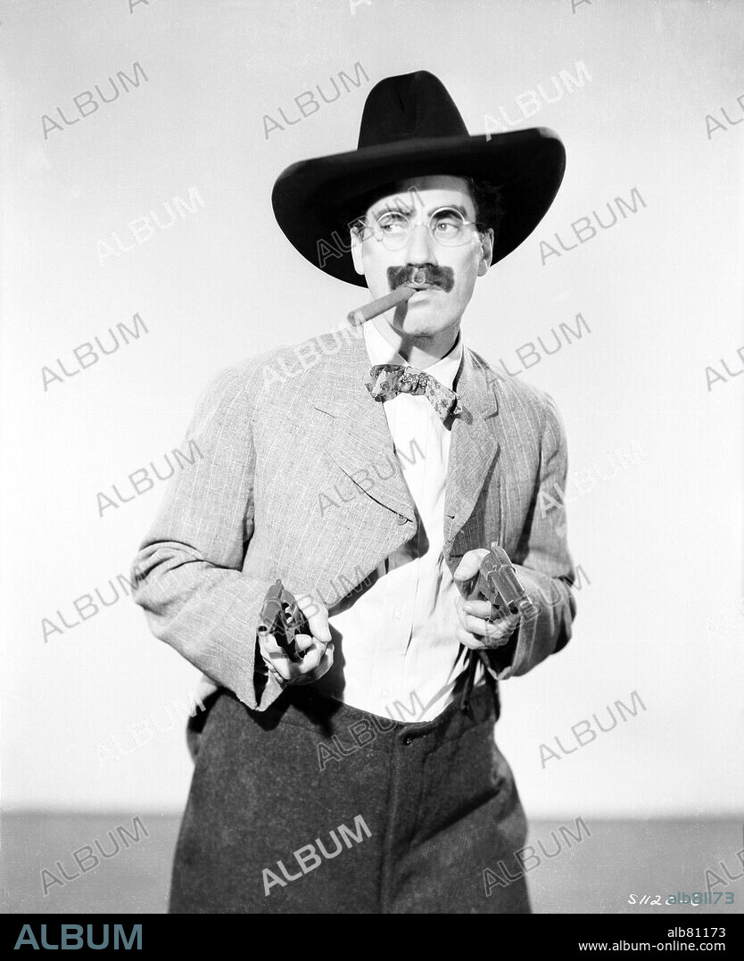 GROUCHO MARX en LOS HERMANOS MARX EN EL OESTE, 1940 (GO WEST), dirigida por EDWARD BUZZELL. Copyright M.G.M.