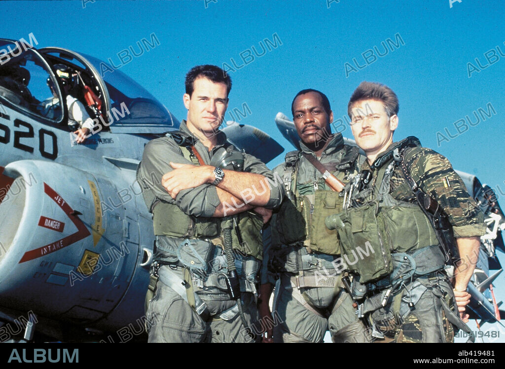 BRAD JOHNSON, DANNY GLOVER y WILLEM DAFOE en EL VUELO DEL INTRUDER, 1991 (FLIGHT OF THE INTRUDER), dirigida por JOHN MILIUS. Copyright PARAMOUNT PICTURES / McBROOM, BRUCE.