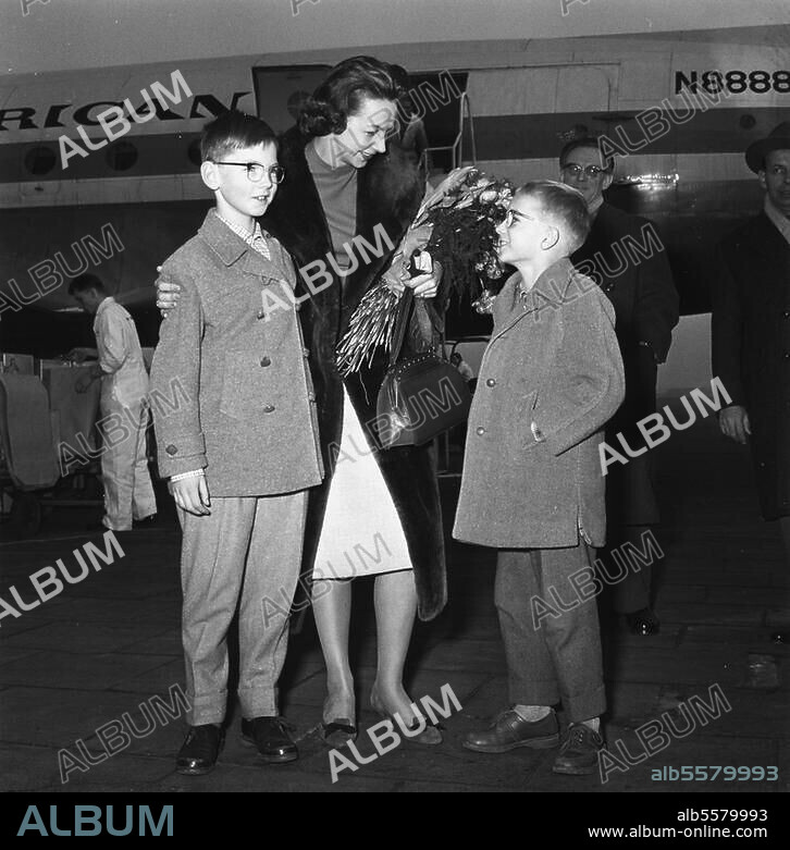 Brandt, Rut. 1. Ehefrau von Willy Brandt. - Als Gattin des Reg. Bürgermeisters von Berlin bei der Rückkehr von einer offiziellen Reise nach USA: Begrüßung am Flughafen Tempelhof durch beide Söhne. Foto, 25.2.1959.