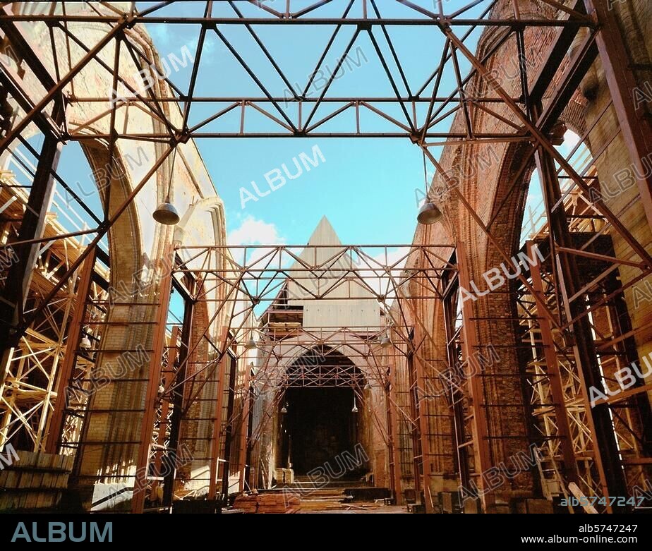 Königsberg - Kaliningrad (Ostpreußen), Dom. (erbaut 1325-1572; 1944 ausgebrannt; Wiederaufbau seit 1990). Innensicht: Mittelschiff des Langhauses nach Osten während der Sicherungs- und Rekonstruktionsarbeiten. Foto, undat.