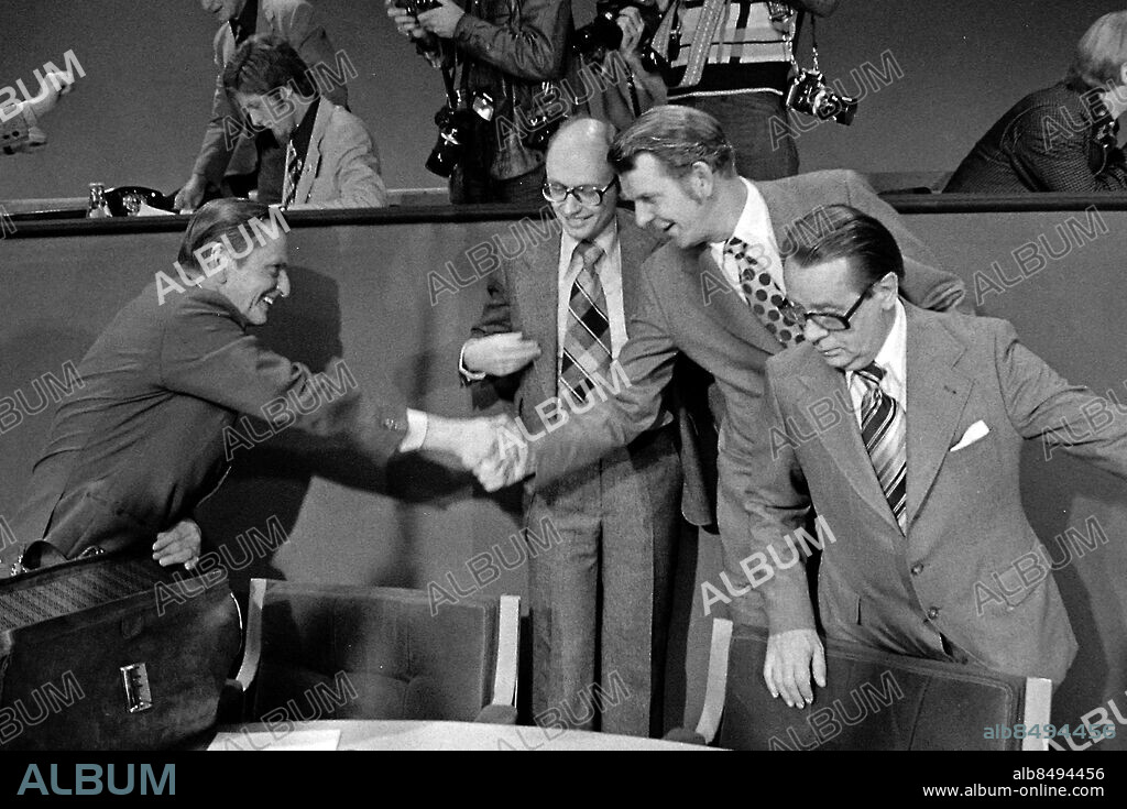 STOCKHOLM 1976-09-17. Olof Palme (S) och Thorbjörn Fälldin (C) tackar varandra efter den avslutande partiledardebatten i SVT inför valet. Det val som resulterar i att Thorbjörn Fälldin övertar statsministerposten efter Olof Palme. I mitten Folkpartiledaren Per Ahlmark och till höger programledaren Lars Orup.. Foto: Per Kagrell / EXP / TT / kod 26. ** AFTONBLADET OUT **.