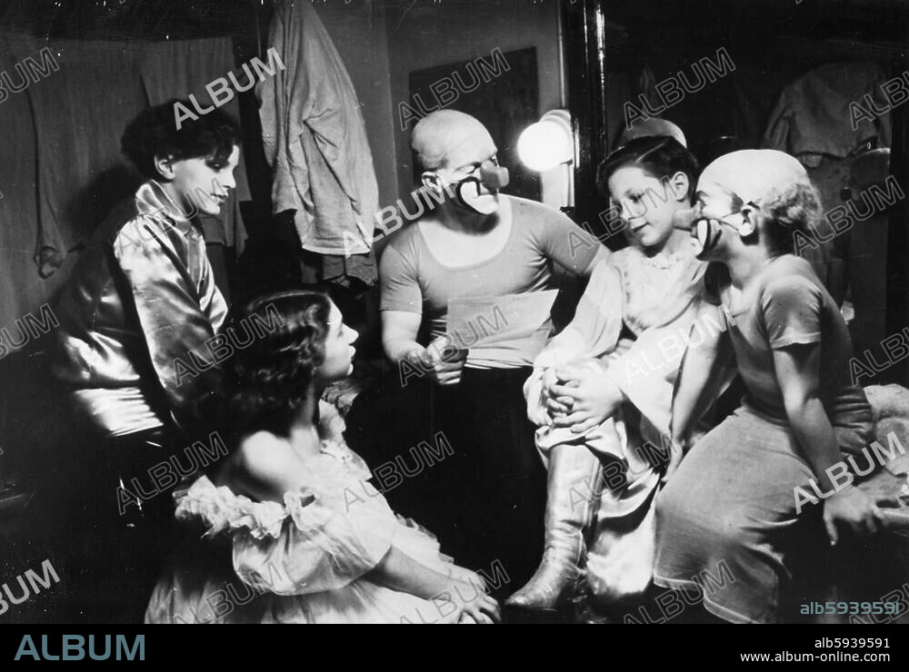 Rivel, Charlie span. Clown, Cubellas 28.4.1896 - bei Barcelona. 26.7.1983. Charlie Rivel mit seinen Kindern (v. l.) Charlie (10 Jahre), Paulina (13 Jahre), Juanito (11 Jahre) und Valentina (9 Jahre) in der Garderobe. Foto, undat. (um 1938?).