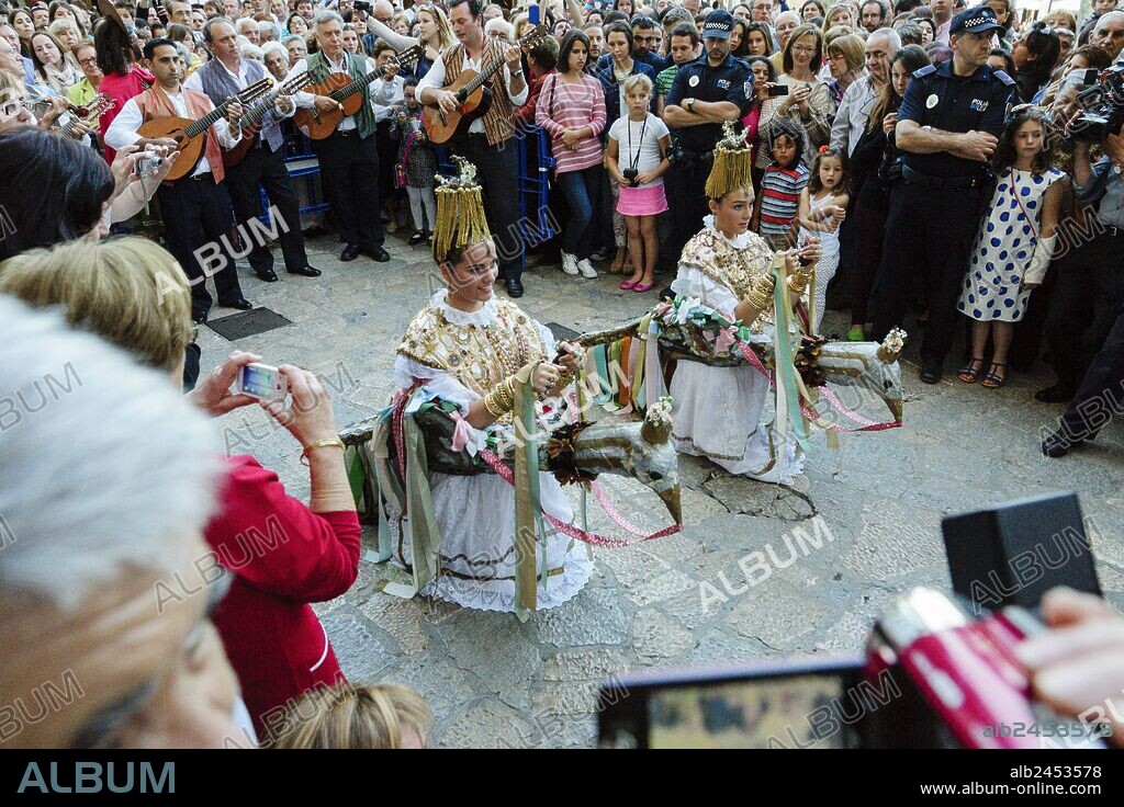 baile de las Aguilas y de Sant Joan Pelos, baile medieval originario de cataluña y el pais valenciano, procesion del Corpus, Pollença. Mallorca. Islas Baleares. Spain.