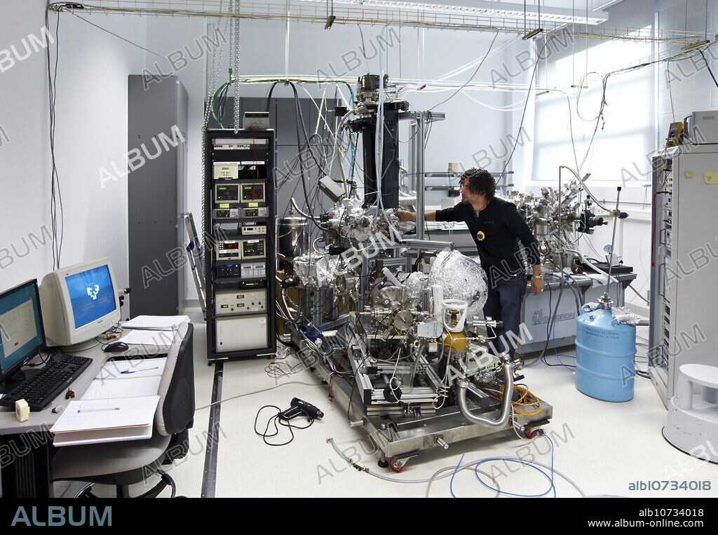UHV (ultra-high vacuum) chamber, Nanophysics laboratory, Materials Physics Center is a joint center of the Spanish Scientific Research Council CSIC and the University of the Basque Country UPV/EHU. Its research activity is mainly focused into basic aspects of materials science. Scientific activity in the laboratories and experimental facilities of the CFM deals with the morphology and electronic properties of nano-structured materials, polymers and soft matter, and photonic materials. In addition, an important part of the scientific research in the CFM is devoted to the theory and simulation of materials properties in the microscopic and mesoscopic scales, Donostia, San Sebastian, Gipuzkoa, Euskadi, Spain.
