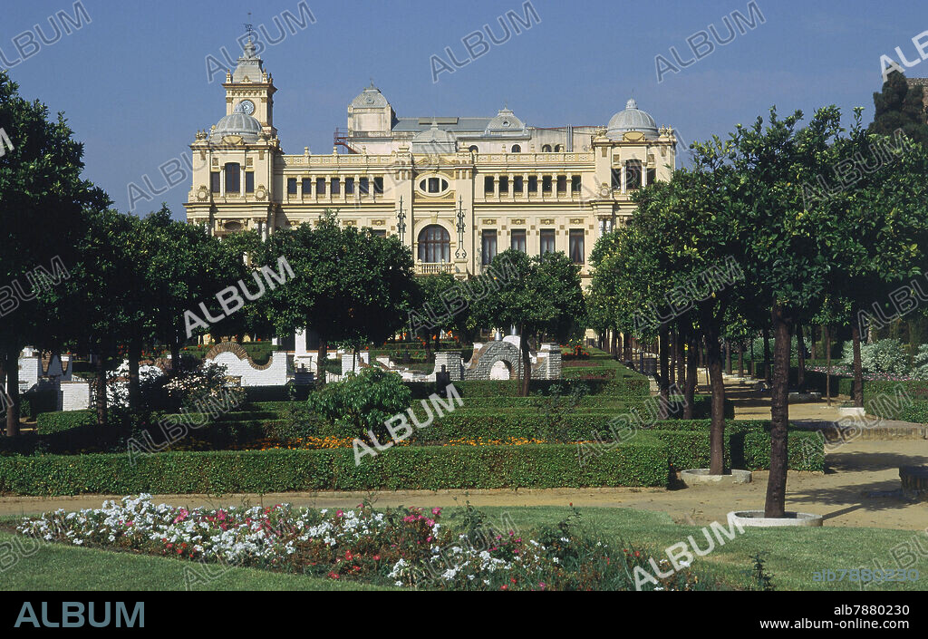 JARDINES DE PEDRO LUIS  ALONSO Y EL AYUNTAMIENTO DETRAS.