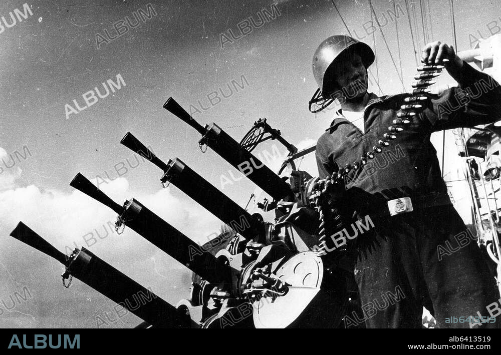 Zweiter Weltkrieg / UdSSR / Kämpfe um Sewastopol (Krim, Ukraine), Rückeroberung durch die Rote Armee am 9. Mai 1944.-Nachladen eines mehrläufigen Flugabwehr-Maschinengewehrs an Deck eines sowjetischen Kriegsschiffes vor Sewastopol.-Foto, 1944 (Jewgeni Chaldej).