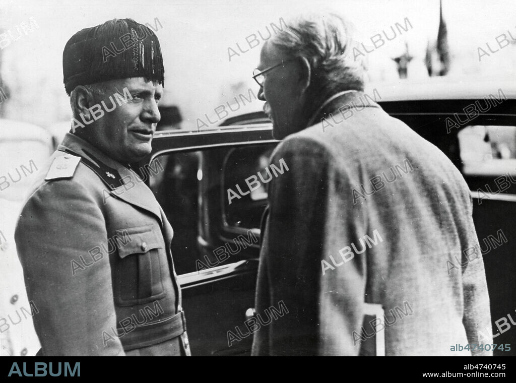 Conference de Stresa, 11 avril 1935. Rencontre entre MUSSOLINI, dirigeant de l'Italie fasciste et Ramsay MacDONALD (1866-1937), premier ministre du Royaume Uni. Collection privee. Credit NBL/KHARBINE TAPABOR.