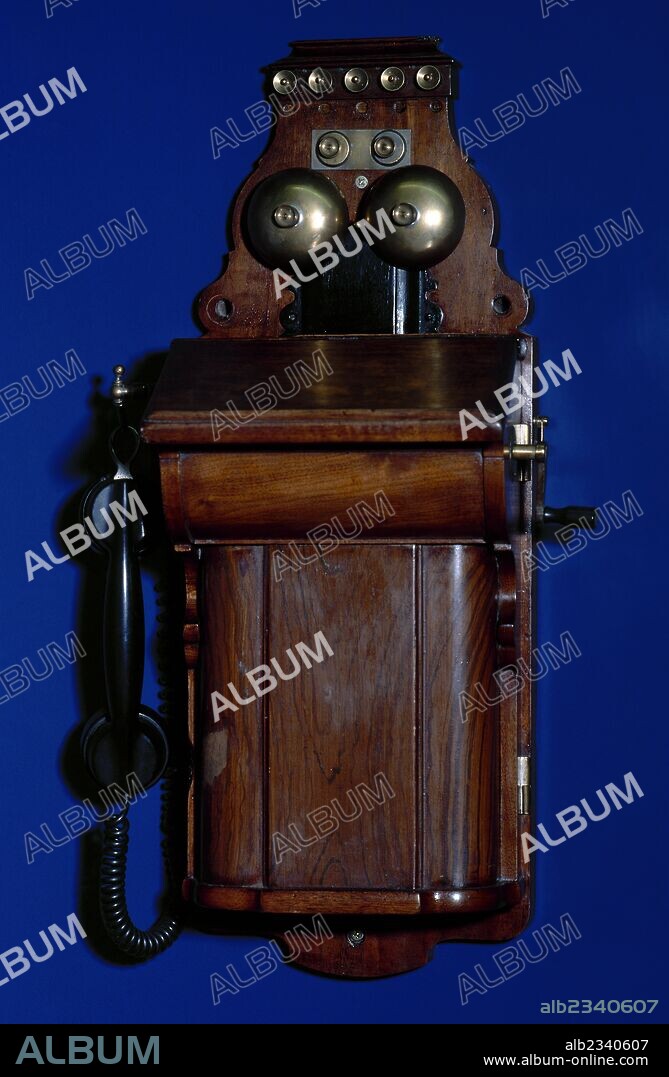 CENTRALITA TELEFONICA MANUAL CON AURICULAR. Marca Ericsson L. M. En dependencias con varios puestos se hizo necesario la instalación de centralitas de comunicación, internas y externas. La complejidad de algunas estaciones del Langreo las hizo habituales. En servicio hasta los años 80. Exposición "150 años de ferrocarril" celebrada en la Estación de Francia de Barcelona (1998-1999). Museo del Ferrocarril de Asturias. España.