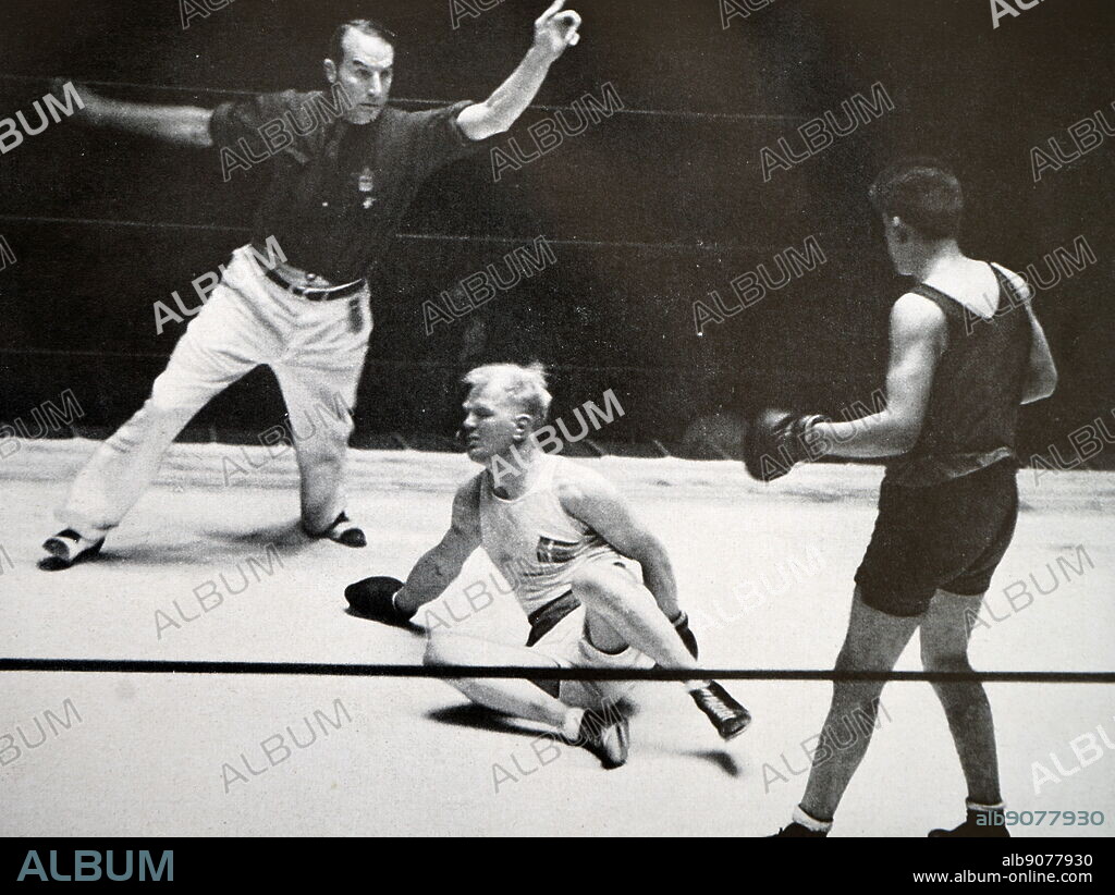 Photograph of David Daniel Carstens (1914 - 1955) from South Africa fighting Peter Oscar Jørgensen (1907 - 1992) from Denmark at the 1932 Olympic games. David Daniel Carstens takes gold in the Light Heavyweight division.