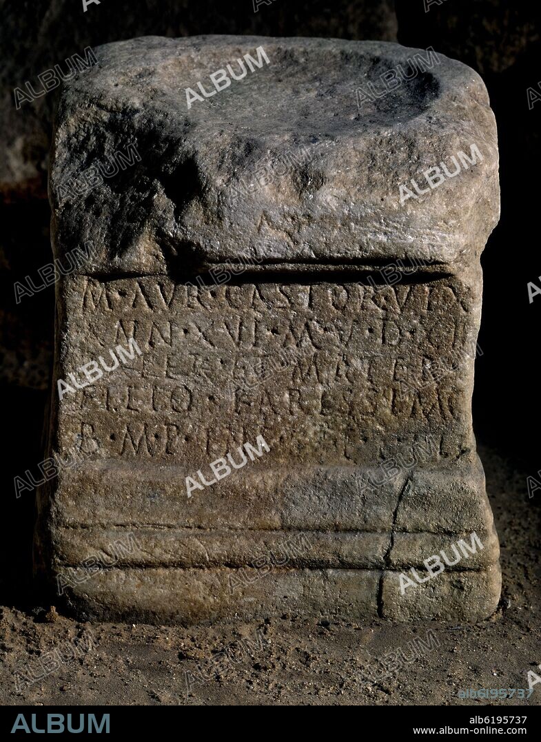 TUMBA DE INCINERACION-ESCULTURA ROMANA.