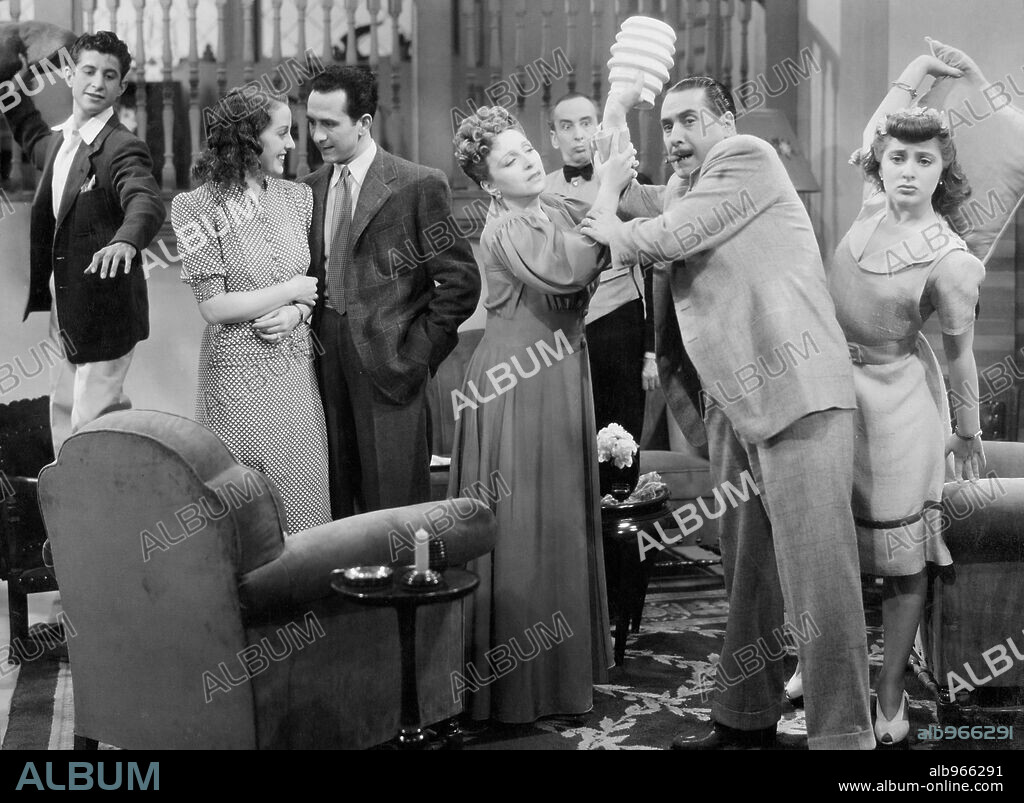 QUE FAMILIA!, 1944, dirigida por ALEJANDRO ULLOA. Copyright PRODUCCIONES CINEMATOGRAFICAS DANIEL FALCO.