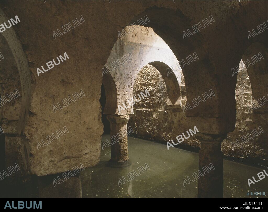 Vista del Aljibe musulmán del siglo XI. (Cisterna para recoger el agua de la lluvia). Interior de la Casa de las Veletas, Cáceres.