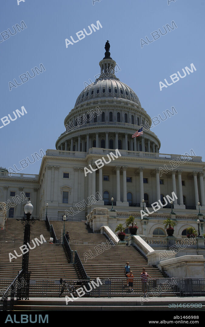 ESTADOS UNIDOS. WASHINGTON D. C. Vista de EL CAPITOLIO, edificio de estilo neoclásico construido por W. THORNTON y continuado posteriormente por Ch. BULFINCH y C. HADLIED. Alberga los salones de sesiones del Senado y de la Cámara de Representantes. La cúpula es obra de T. WALTER (1854-1865). Distrito Federal de Columbia.