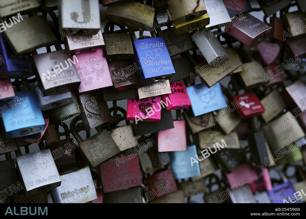 Candados que cuelgan las parejas como símbolo de su amor en el Puente de Hohenzollern. Detalle. Colonia. Alemania.