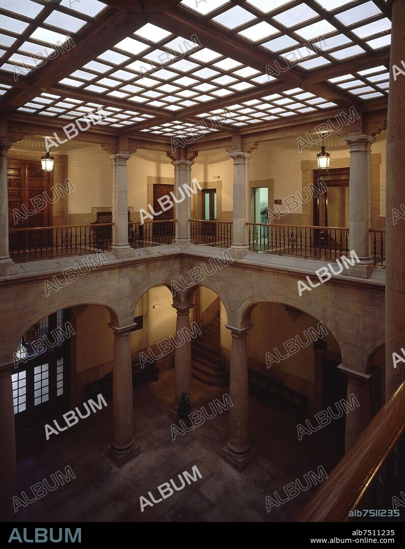 FERNANDEZ LORENZANA PEDRO Y SUAREZ SOLAR DOMINGO. PATIO INTERIOR DEL ANTIGUO PALACIO DE CAMPOSAGRADO CONSTRUCCION DEL SIGLO XVIII CONVERTIDO EN AUDIENCIA.