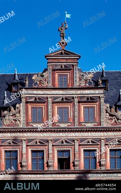 Erfurt (Thüringen), Haus zum Breiten Herd, Fischmarkt 13. (erbaut 1584). Teilansicht: Giebel. Foto.