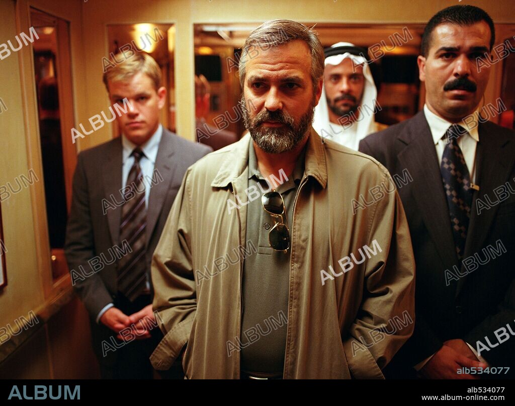 GEORGE CLOONEY y MATT DAMON en SYRIANA, 2005, dirigida por STEPHEN GAGHAN. Copyright WARNER BROS. / WILSON, GLEN.