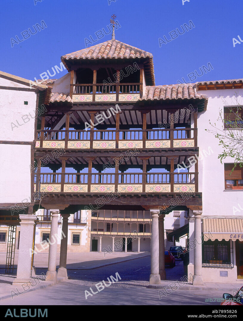 ESTRUCTURA ADINTELADA DE MADERA - ACCESO PORTICADO A LA PLAZA MAYOR - FOTO AÑOS 90.